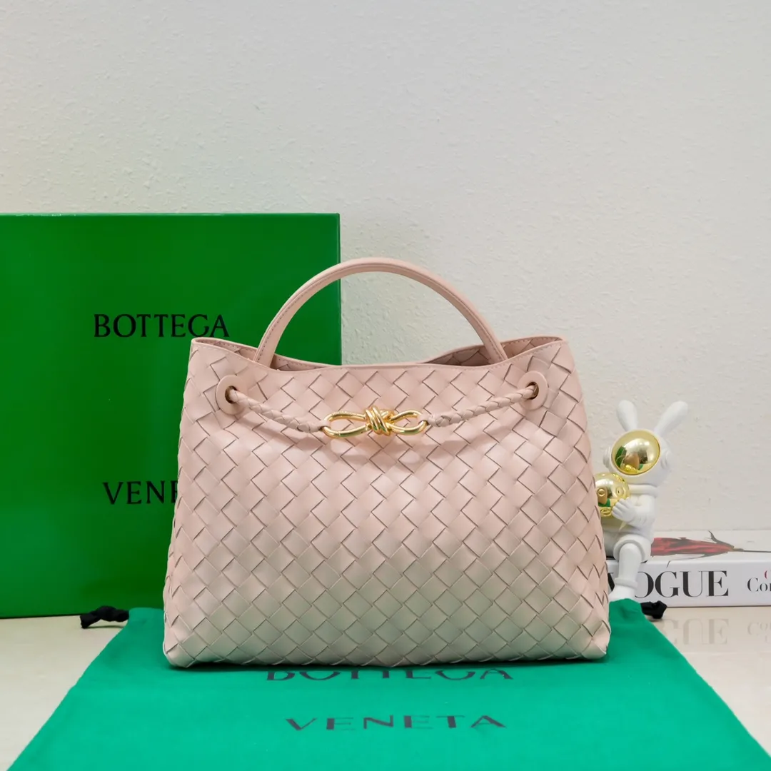 The 2023 new Andiamo batch of 2260 BV has been shipped‼ ️Really popular🔥The new Andiamo woven handbag launched by Bottega Veneta this season is really popular all over the world! ! Celebrities at home and abroad have worn it, and Oscar-winning actress Michelle Yeoh has taken it out on the street. Song Jia, Trai Yara, Yu Feihong, Sanji Ayaka, Rosie Hunting-Whiteley, Yoshioka Riho, etc. have all picked up this bag. It is classic and versatile, showing off its temperament, and the bag capacity is also large, which is very convenient for daily commuting! ! A variety of carrying methods, the shoulder straps can be adjusted by yourself, the original lambskin feels soft and delicate, and the unisex style breaks gender boundaries and brings a more practical and longer-lasting use experience. Andiamo, which has both elegant and casual styles, perfectly interprets the true appearance of "fashionable old money style". Style number: 8463 Size: 32*24*12